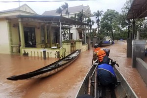 越南正經受洪災，圖為救援人員坐船救援被困居民。（圖源：AP）