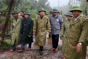 政府副總理鄭廷勇（中）親往饒臻3水力發電廠實地指導救援工作。（圖源：越通社）