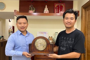 黃宇翔(右)向陳列室捐贈古鐘。