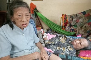 梁妹每天都要照顧癱瘓在床的妹妹梁蘭。