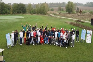 參賽的高爾夫球手合影。