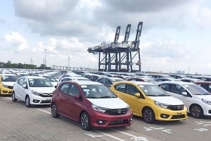 停泊在港口的泰國、印尼汽車。（圖源：民智）