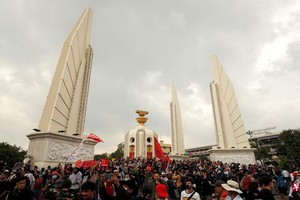 成千上萬要求“變法”的反政府示威者和支持君主立憲制度的“保皇派”兩大陣營同日聚集在曼谷民主紀念碑周圍及附近街道，表達各自立場和訴求。 （圖源：路透社）