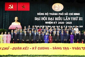 各位領導同志與代表合影。（圖源：市黨部新聞網）