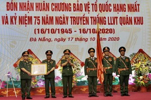 受國家主席的委托，國防部副部長黎詹上將（左三）向第五軍區武裝力量授予一等捍衛祖國勳章。