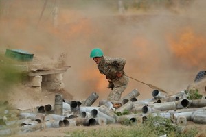 亞美尼亞士兵正在發射炮彈。（圖源：Sputnik）