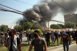 伊拉克庫爾德自治區(庫區)兩大執政黨之一的庫爾德斯坦民主黨(庫民黨)位於伊首都巴格達的總部17日遭示威者闖入並縱火。（圖源：新華社）