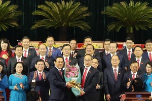 原市委書記阮善仁送花祝賀新市委書記阮文年與市黨部新一屆執委會。（圖源：Chinhphu.vn）