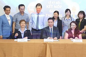 堤岸三郡商會合作備忘錄簽署儀式。