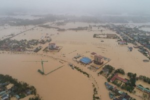 10月18日，廣治省東河市洪澇災區一片汪洋。（圖源：CTV）