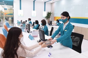 客戶在本市一家銀行交易。