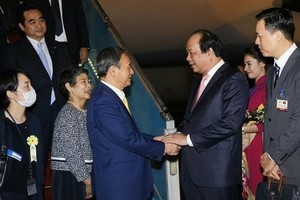 政府辦公廳主任梅進勇部長親臨機場迎接日本首相菅義偉偕夫人。（圖源：越通社）