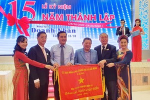 第十一郡商會執委會領取市人委會頒發傳統旗幟。