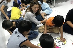 黎氏蔡鴛與在第二兒童醫院的愛滋病患兒交流。