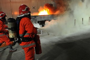 圖為西貢河隧道去年10月27日火燒車事故消防滅火和救援演習現場一瞥。（圖源：Zing）