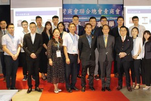 越南台青商會會長陳靜璿（前排右五）與貴賓和理監事合照留念。