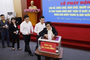 越南祖國陣線中央委員會幹部職員為中部災區籌集捐款。（圖源：越通社）