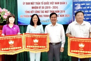 陳月梅女士（左二）領取第五郡祖國陣線委員會頒發競賽錦旗。