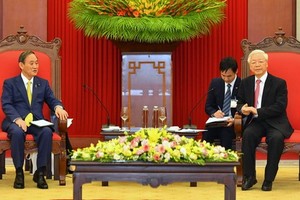 日本首相菅義偉禮節性拜訪了總書記、國家主席阮富仲。（圖源：越通社）