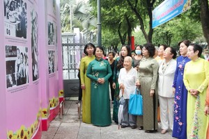 眾多代表觀展。（圖源：越通社）