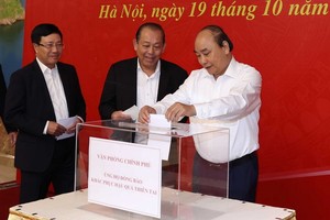 政府領導為中部災民捐款。（圖源：越通社）