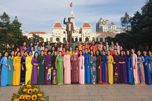 市婦聯會主席阮陳鳳珍與各郡、縣婦女共同拍照留念。