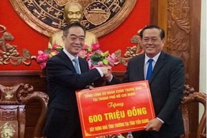 吳駿總領事代表總領館向前江省貧困戶捐贈“情義屋”修建費6億元。