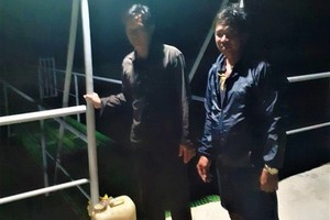 獲救的兩名漁民。（圖源：光輝）