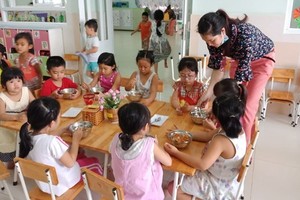 新順出口加工區幼兒園學生在吃午餐。