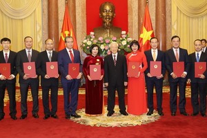 總書記、國家主席阮富仲向各大使頒授委任《決定》。（圖源：越通社）