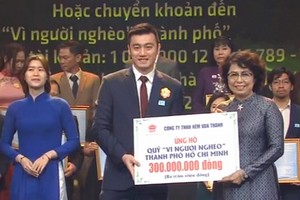 華人企業萬成乳膠床墊公司捐助３億元。