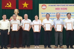 黎晉才主席向各會館頒發感謝狀。