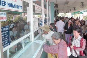 民眾在本市某醫院掛號診治病。