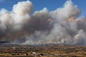 當地時間10月22日，美國科羅拉多州格蘭比市郊外，一場名為“East Troublesome Fire”的山火持續肆虐，從遠處眺望，大火引發的濃煙鋪天蓋地而來。（圖源：互聯網）