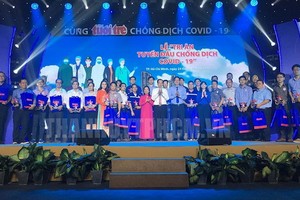 “銘記新冠肺炎抗疫一線先鋒”儀式一隅。（圖源：市黨部新聞網）