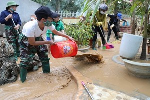 部隊幫助廣平省一學校打掃衛生。（圖源：名藍）