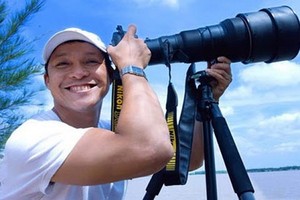 阮亞1968年出生在胡志明市，20歲開始從事攝影工作。他的《越南海島黃沙-長沙》攝影集榮獲2014年國家傑出VAPA攝影大賽的金盃，並在國內獲得多個攝影獎項。