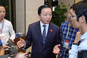 資源與環境部長陳紅河在會議小休時接受記者採訪。（圖源：光福）