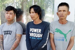 被抓獲的三名歹徒，左起依次為黎文到、武黃泰輝及阮文勇。（圖源：警方提供）