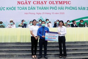 共青團海防市市委常務處接受海防市各組織和人士給遭受洪澇肆虐造成損失的中部民眾捐助4億4000萬元捐款。