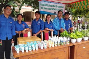 圖為“攜手建設新農村日”活動的一個農產品陳列攤位。（圖源：黎青）