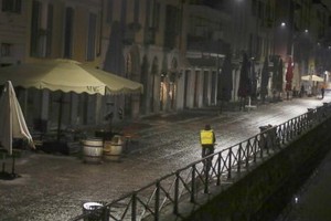 當地時間10月22日，意大利米蘭毗鄰運河的夜市裡，酒吧和飯店都已經關閉。（圖源：互聯網）