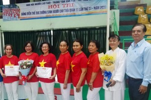 郡高齡人會主任朱杞文(右一)與得獎隊代表合照留念。