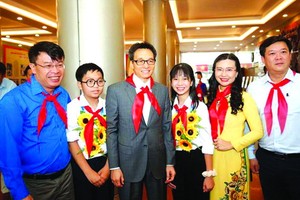 政府副總理武德膽（左三）同與會代表合影。（圖源：互聯網）