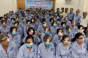 培德精舍理事會與白內障患者在手術後合照。