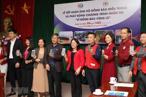 “為洪災區同胞”短信發送捐款儀式。（圖源：越通社）