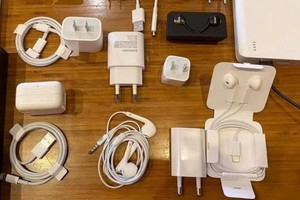 本市某地攤擺賣多種來源不明、廉價的手機配件。