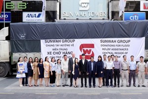 新華越南蔡卓思董事與救災團在新華廣場前合照。
