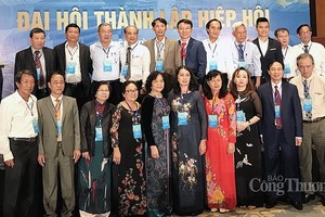 越南傳統魚露協會執委會集體亮相。（圖源：工商報）