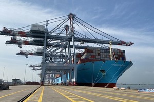 丐密-氏槐國際港(CMIT)為歷來最大一艘運載集裝箱的Margrethe Maersk超大貨輪靠泊裝卸貨物舉行迎接儀式。（圖源：國雄）